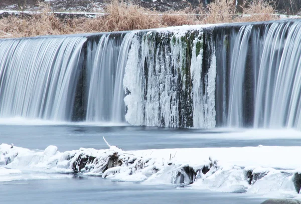 Acqua Che Cade Dalla Diga Con Alcuni Ghiaccioli Inverno — Foto Stock