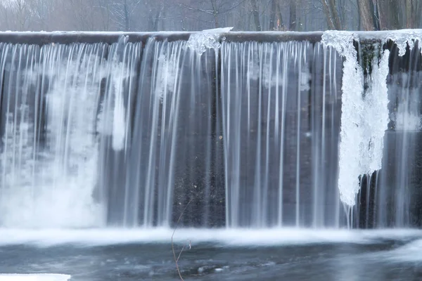Woda Spada Dół Jazu Niektórych Sople Zimie — Zdjęcie stockowe