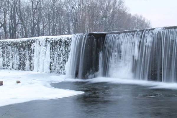 Acqua Che Cade Dalla Diga Con Alcuni Ghiaccioli Inverno — Foto Stock