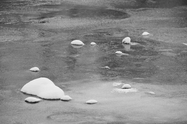 Foto Blanco Negro Piedras Cubiertas Con Gorras Nieve Congeladas Hielo —  Fotos de Stock