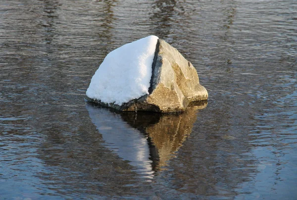 Steen Helft Bedekt Met Sneeuw Weerspiegeling Het Water — Stockfoto