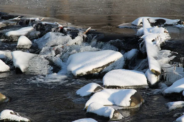 Déversoir Rocheux Sur Rivière Avec Peu Glace Neige — Photo