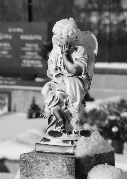 Foto Preto Branco Uma Estátua Anjo Triste Cemitério — Fotografia de Stock