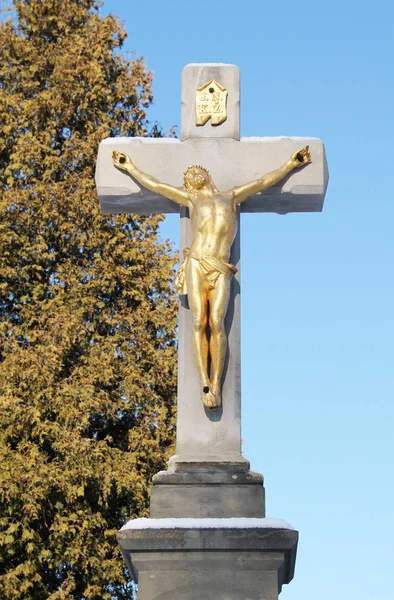 Estatua Del Hermoso Jesús Oro Cruz Cementerio Fotos de stock libres de derechos