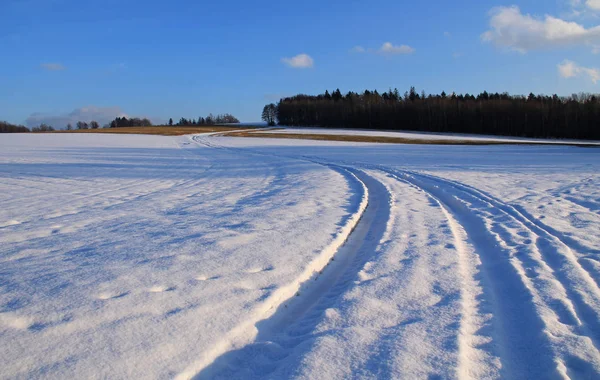 Paisagem Rural Com Caminho Acenando Entre Campos Cobertos Neve Inverno — Fotografia de Stock