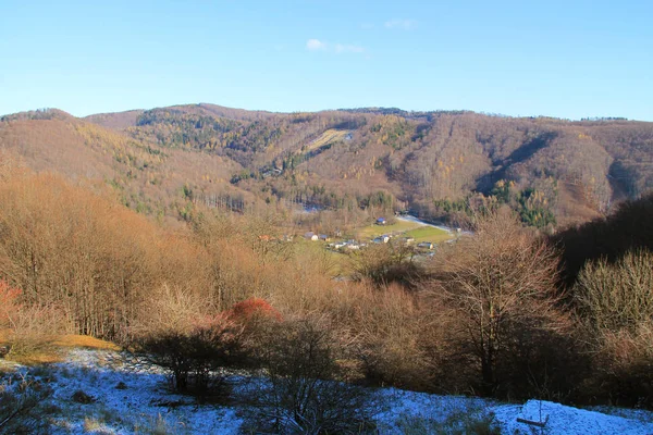 Vista Sobre Colinas Com Árvores Coloridas Pouco Neve Final Outono — Fotografia de Stock