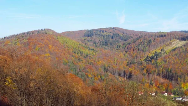 Landschaft Der Schneebedeckten Berge Schönen Herbstfarben — Stockfoto