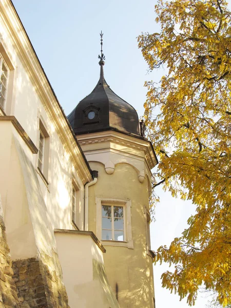 Oude Kasteel Geel Boom Herfst Frydek Mistek Tsjechië — Stockfoto