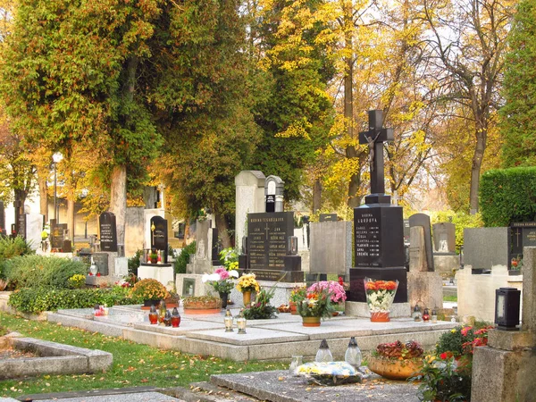 秋天在捷克弗里德克米斯切克的墓地上有墓碑的各种坟墓 — 图库照片