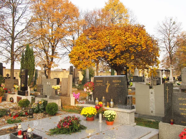 Varie Tombe Con Lapidi Sul Cimitero Autunno Frydek Mistek Repubblica — Foto Stock