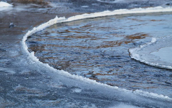 Wąski Strumień Wody Płynącej Przez Lód Zimie — Zdjęcie stockowe