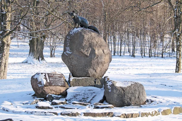 Бронзовая Статуя Быстроуской Лисы Сидящей Валуне Зимой Хуквальдах Чехия — стоковое фото