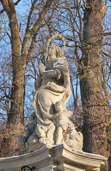 Vecchia Statua Religiosa Nella Foresta Inverno Hukvaldy Repubblica Ceca — Foto Stock