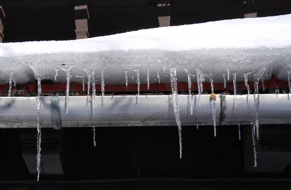 Alcuni Ghiaccioli Appesi Tubo Scarico Inverno — Foto Stock