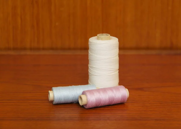 Spools White Blue Purple Threads Table — Stock Photo, Image