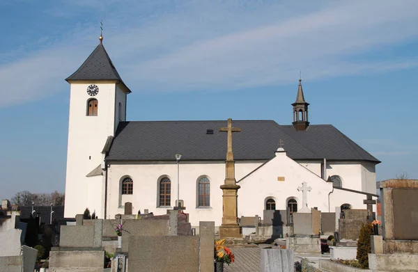 Kostel Několik Křížů Hřbitově Albrechticky Česká Republika — Stock fotografie
