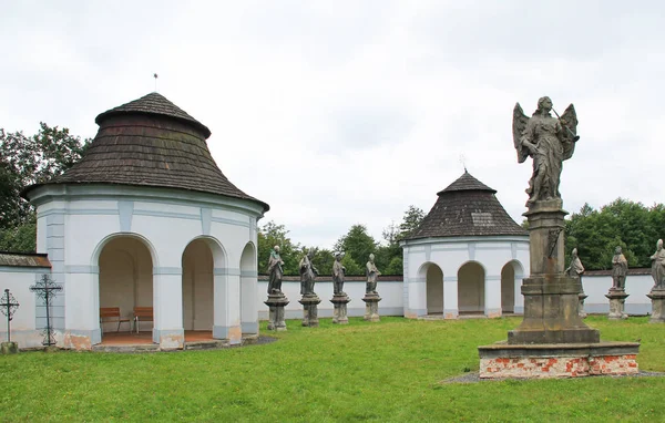 Vieux Bâtiment Statues Saints Dans Ancien Cimetière Zdar Nad Sazavou — Photo