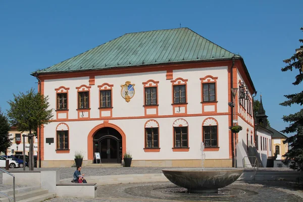 Zdar Nad Sazavou チェコ共和国の古い素敵な建物と噴水 — ストック写真