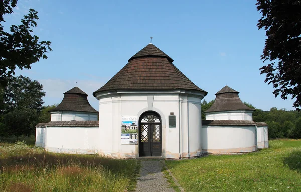 チェコ共和国 ズダル サザヴォーの旧墓地の古い建物と壁 — ストック写真