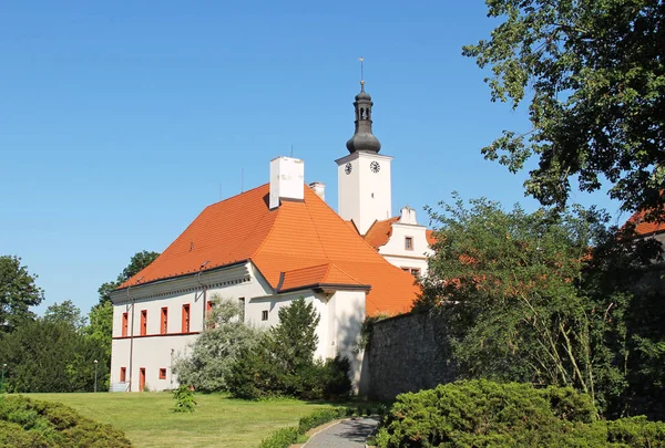 Gyönyörű Fehér Kastély Komorni Hradek Csehország — Stock Fotó