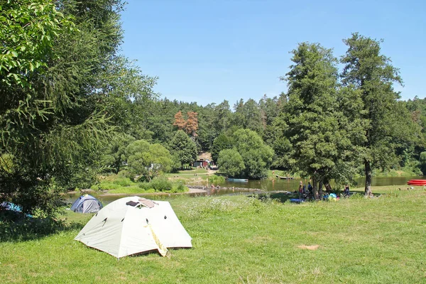 Algunas Tiendas Campaña Personas Campamento Orilla Del Río Sazava República —  Fotos de Stock