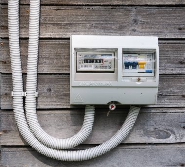Ahşap bir wal üzerinde elektrik metre