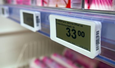 Voronej, Rusya - 22 Haziran 2016: Yeni elektronik fiyat etiketleri bir süpermarkette mal ile raflarda kullanılır 