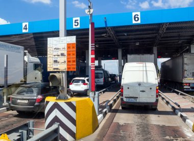 Voronej, Rusya - 24 Haziran 2016: Ödeme noktasında sırada bekleyen arabalar yol federal karayolu M4 