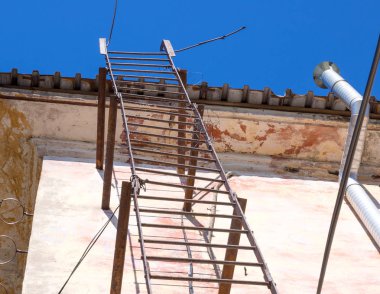 Çatıya çıkan eski yangın merdiveni