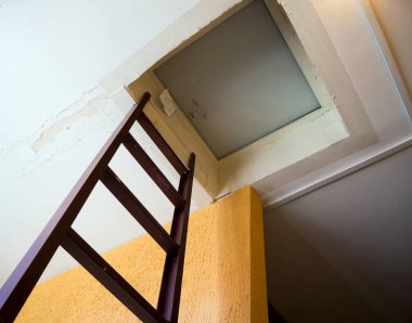 Çok katlı bir binanın girişinde çatıya merdiven