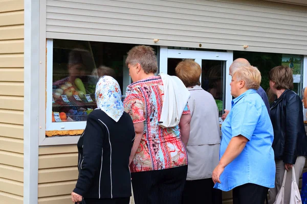 Ludzie Stoją Kolejce Kiosku Sprzedaż Warzyw — Zdjęcie stockowe