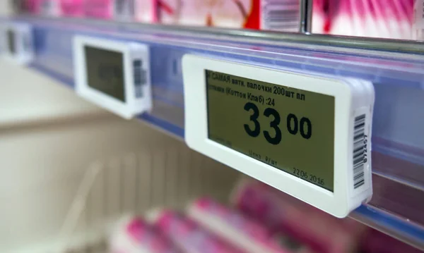 보로네시 러시아 2016 새로운 태그는 슈퍼마켓에서 상품과 선반에 — 스톡 사진
