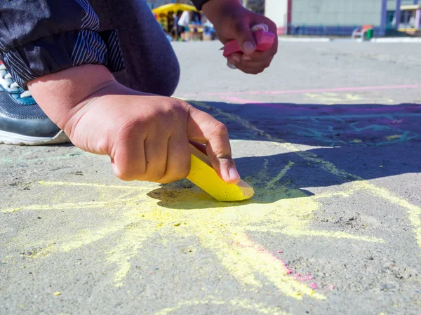 Ребенок Рисует Асфальте Солнце — стоковое фото