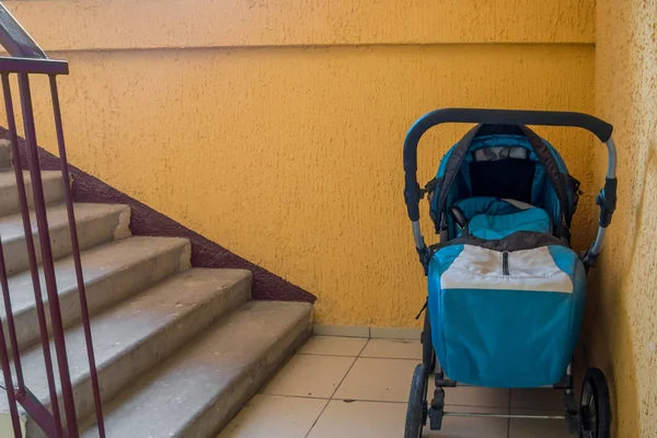 Детская Коляска Стоит Лестнице Лестничной Клетке — стоковое фото