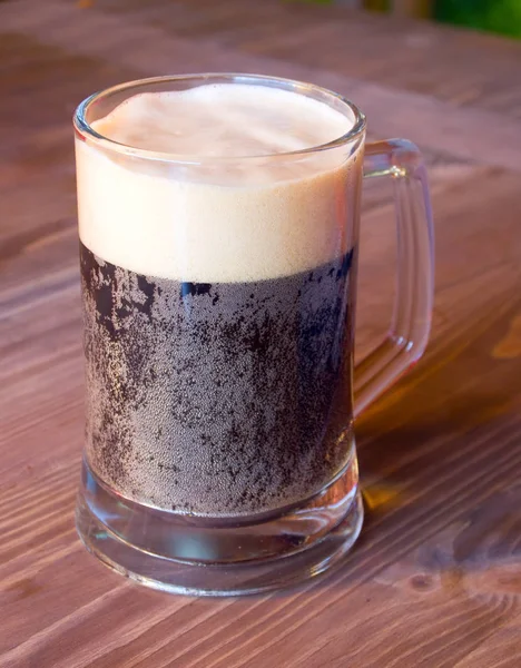 Caneca Cerveja Escura Uma Mesa Madeira — Fotografia de Stock