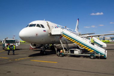 Moskova, Rusya - 01 Haziran 2016, Uçak Havayolları, Ural Havayolları, Domodedovo havaalanına inen yolcular için hazırlandı