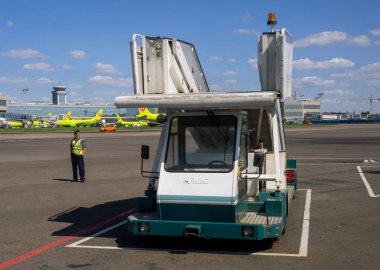 Moskova, Rusya - 01 Haziran 2016, Domodedovo havaalanına uçağın gelişini bekleyen mobil yolcu merdivenleri