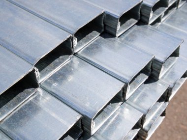 Dikdörtgen bölümün galvanizli profil tüpü köy üzerinde yatıyor