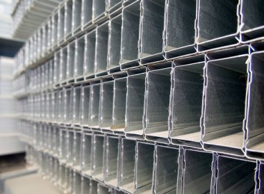 Depo raflarına döşenmiş alçıpan için metal profil