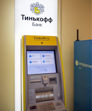  Voronej, Rusya - 13 Haziran 2018: Tinkoff Bank'ın Self servis terminali (Atm)