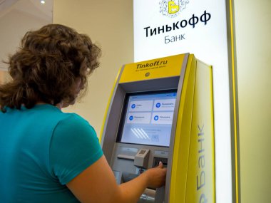 Voronej, Rusya - 13 Haziran 2018: Müşteri Tinkoff Bank self servis ofisini kullanıyor