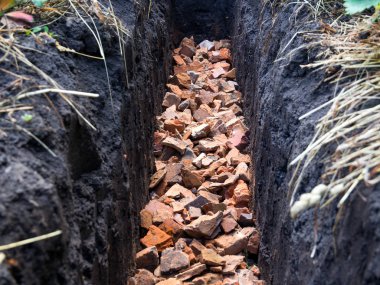 Siperin dibine yığılmış kırık tuğla