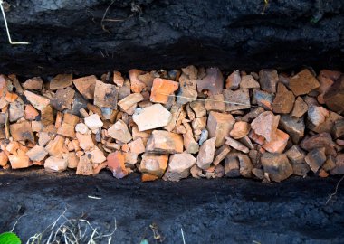 Drenaj siper kırık tuğla ile dolu