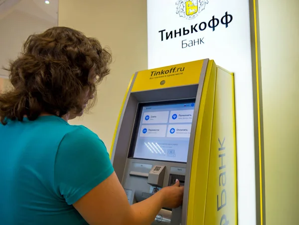 Voronej, Rusya - 13 Haziran 2018: Müşteri Tinkoff Bank self servis ofisini kullanıyor
