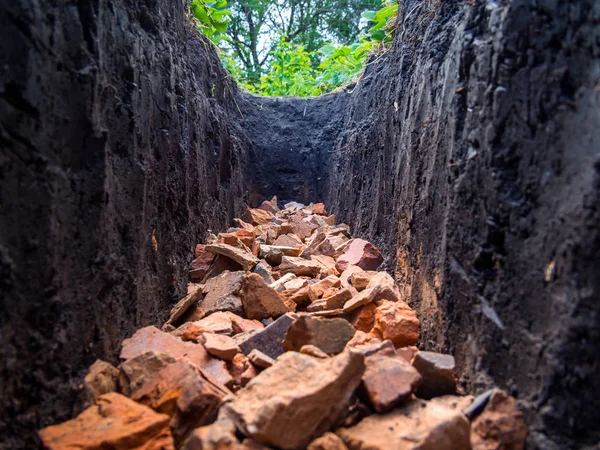 Ladrillo Roto Fondo Una Trinchera Excavada Suelo — Foto de Stock