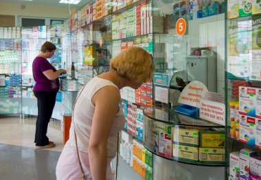 Alushta, Rusya - 02 Haziran 2016: Alushta eczanesinin penceresinde duran gerçek insanların alıcıları