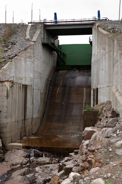 Metallgrindar Spillvatten Från Ett Vattenkraftverk — Stockfoto