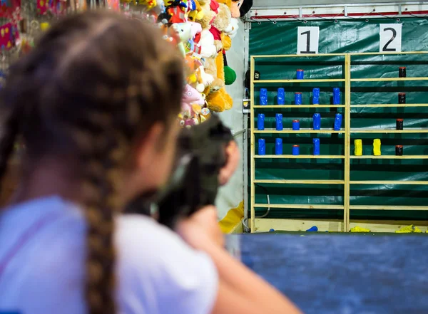 Girl Shoots Pneumatic Machine Prize Dash — Stock Photo, Image