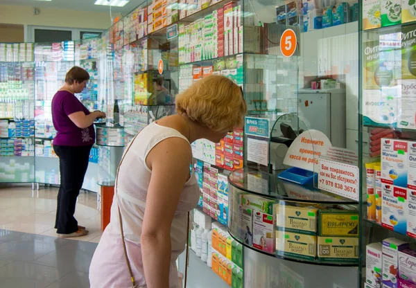 俄罗斯阿卢什塔 2016年6月2日 站在阿卢什塔药房窗口的真人买家 — 图库照片