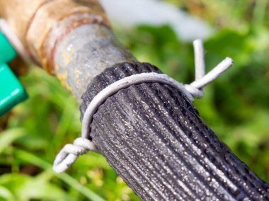 Hortumun tel kelepçe ile boruya sabitlemi